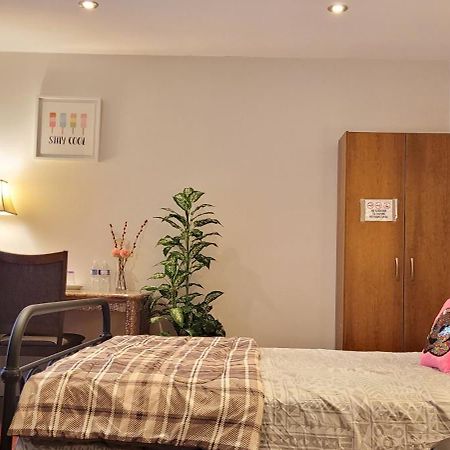 Mainfloor Spacious Room In Toronto Exteriör bild
